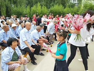 歡歌笑語獻老人 粽子飄香情意濃