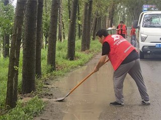 河北霸州：“志愿紅”燃亮防汛一線