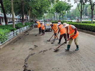 雨后凈城不停歇 清淤除垢煥新顏